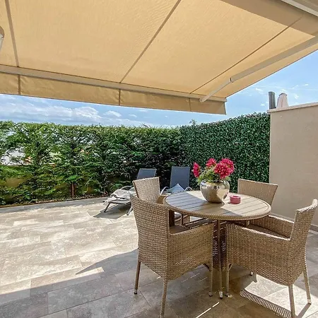 Mediterranes Mit Privater Terrasse, Liegen, Privatparkplatz, Wifi Apartman *